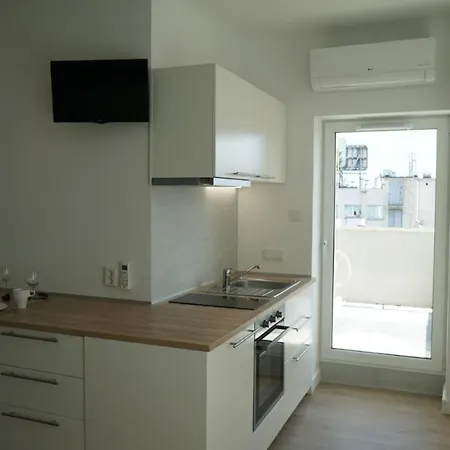 Bizzi Luxcenter View Apartment *